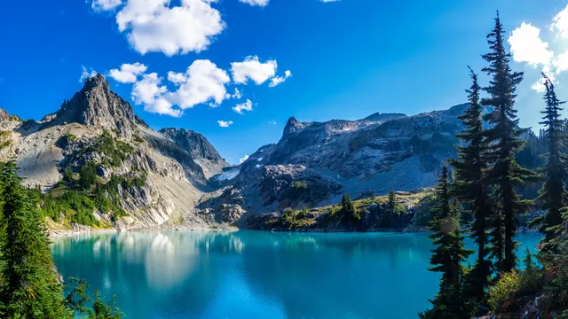Scenic landcape hero image of Jade Lake in the Central Cascades, Washington.